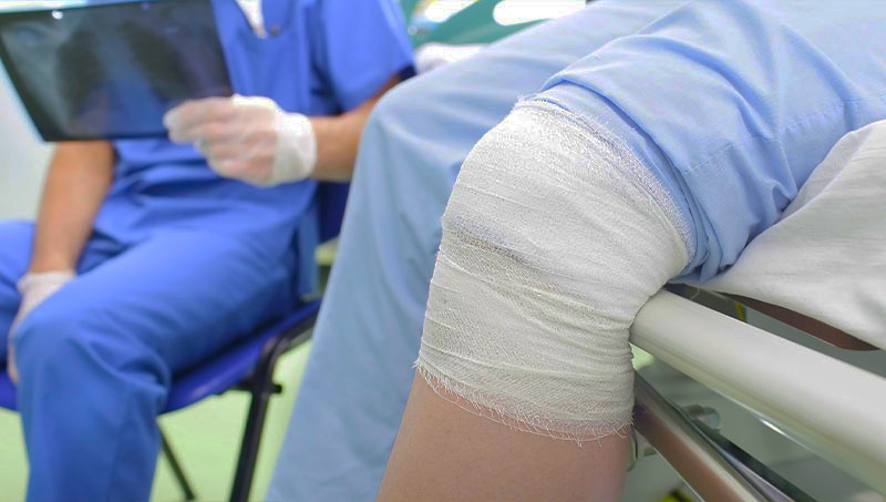 patient suffering with severe knee injury